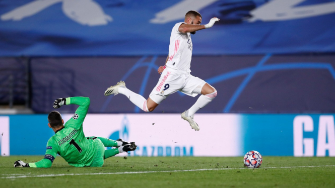 Penyerang Real Madrid, Karim Benzema saat menaklukkan Samir Handanovic