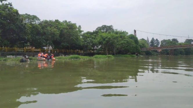 BPBD Kota Tangerang menyusuri Sungai Cisadane mengecek buaya lepas