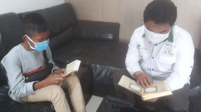 Bocah pemulung bernama Muhammad Al-Ghifari (kiri) yang viral di media sosial karena selalu membawa dan membaca Alquran saat beraktivitas memulung sampah di Bandung, Jawa Barat.