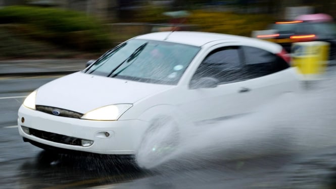 Ilustrasi mobil melintasi genangan air (aquaplaning)