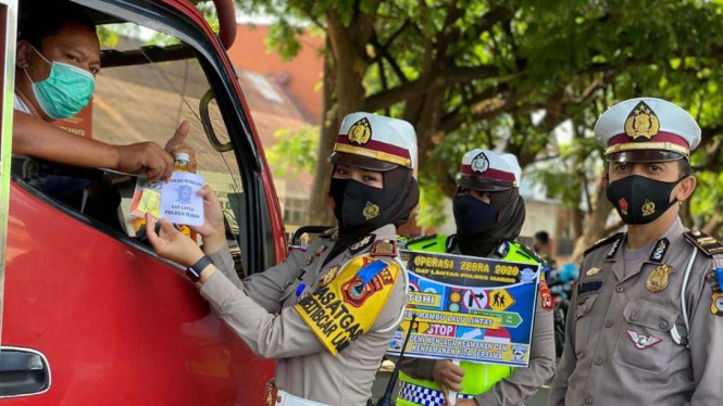 Polisi Lalu Lintas Polres Maros, Sulawesi Selatan, membagikan makan dan vitamin kepada pengguna jalan dalam Operasi Zebra pada Rabu, 4 November 2020.