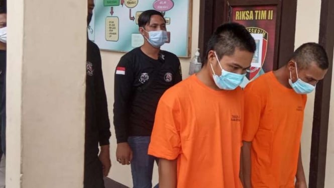 Dua warga Sumatera Barat ditangkap aparat Kepolisian Sektor Kotabaru, Jambi, karena ketahuan menggelapkan truk milik perusahaan tempat mereka kerjanya.