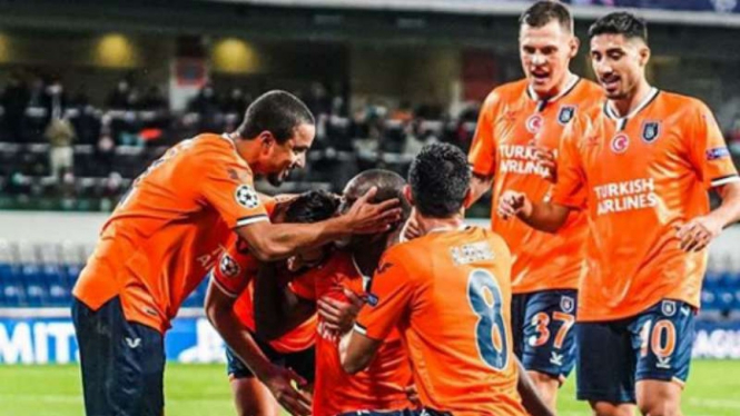 Pemain Istanbul Basaksehir rayakan gol ke gawang MU.