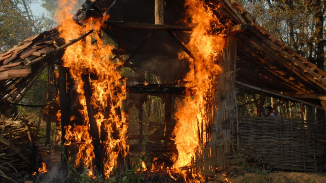 Rumah pengikut Syiah Sampang dibakar massa delapan tahun lalu di Sampang Madura.-Getty Images

