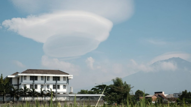Fenomena awan Lentikularis di sekitar Gunung Arjuno, Jawa Timur.