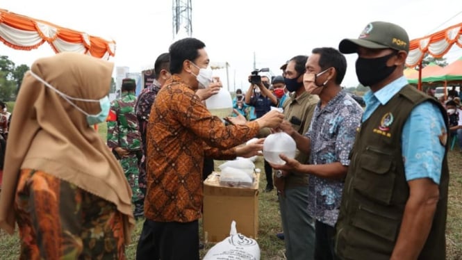 Pejabat Wali Kota Makassar, Rudy Djamaluddin, menyerahkan bantuan kepada kelompok tani dan nelayan.