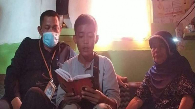 Akbar, pemulung yang viral sedang mengaji Alquran di jalanan Kota Bandung