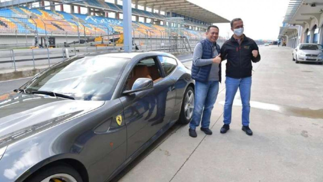 Ketua MPR-RI Bambang Soesatyo menggeber mobil Ferrari di Sirkuit