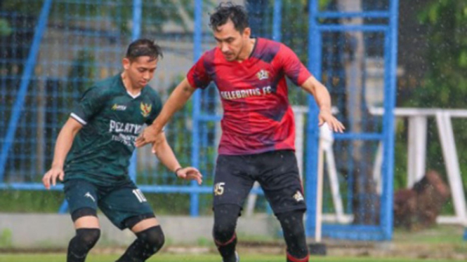 VIVA Bulutangkis: Aksi Muhammad Rian Ardianto lawan Selebritis FC.