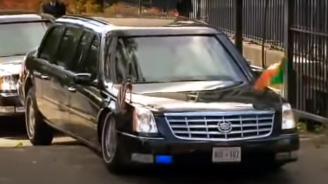 Mobil Presiden AS tersangkut di aspal