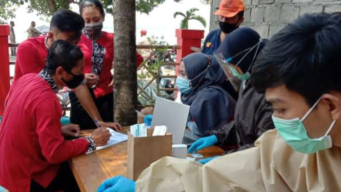 Sejumlah warga menjalani rapid test untuk deteksi dini penularan COVID-19 di salah satu lokasi wisata di Jawa Barat.