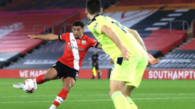 Pemain Southampton, Che Adams bobol gawang Newcastle United.