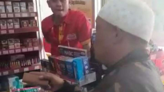 Pria mengaku pimpinan ormas di Garut sambangi ke minimarket.