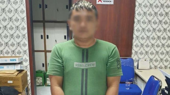 Tersangka JR (32), sopir truk yang berusaha menyogok polisi.