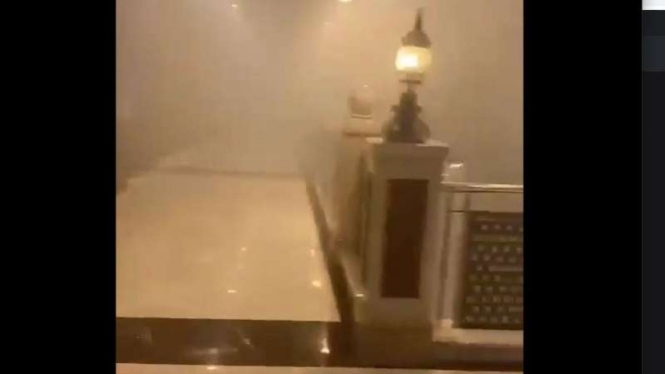 Puri Indah Mall dikepung asap akibat tenant terbakar