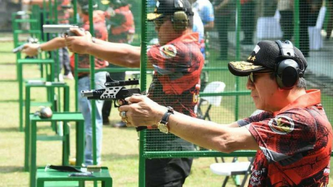 VIVA Militer: Yassona saat ikut lomba tembak Kopassus di Serang, Banten