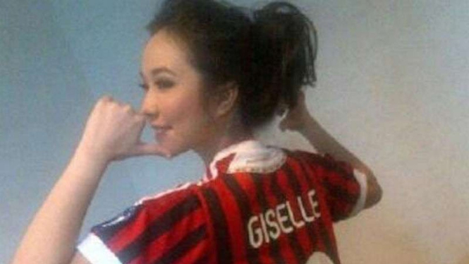 Gisella Anastasia dengan jersey AC Milan.