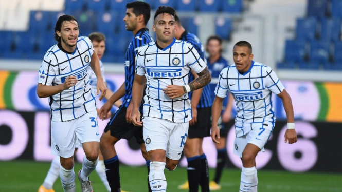 Pemain Inter Milan, Lautaro Martinez (tengah), merayakan gol