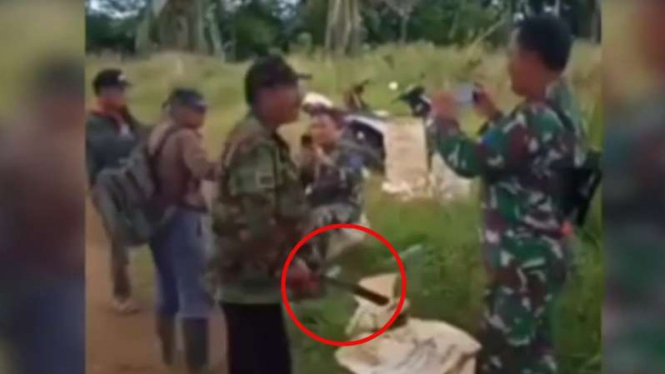 VIVA Militer: Dua prajurit TNI AL yang diancam mau dibunuh pakai parang.