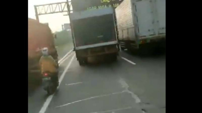 Emak-emak naik motor masuk Tol Cikampek