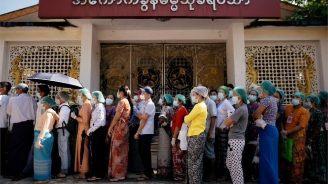 Para pemilih mengenakan masker saat mereka memberikan suara mereka di ibu kota Yangon.-Reuters

