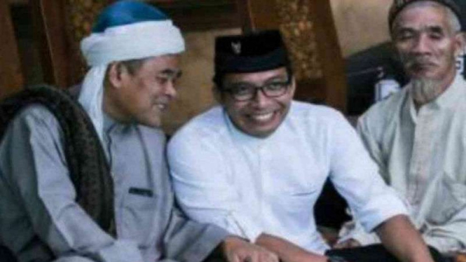 Ketua Dewan Masjid Indonesia Kabupaten Bekasi Imam Mulyana (kiri).