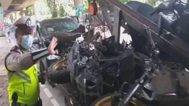Mobil Xpander menabrak dua sepeda motor di Jalan Pangeran Antasari