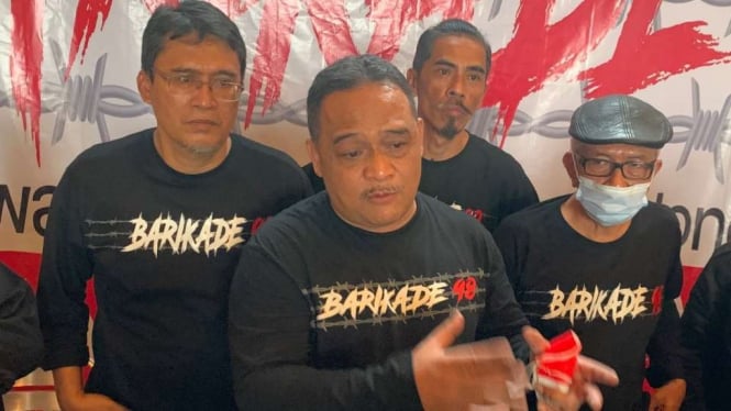 Sejumlah aktivis 1998 loyalis Jokowi mendeklarasikan Barikade 98 sebagai antisipasi kemungkinan kudeta pemerintahan oleh kelompok penentang Presiden Joko Widodo di Bandung, Jawa Barat, Senin 9 November 2020.
