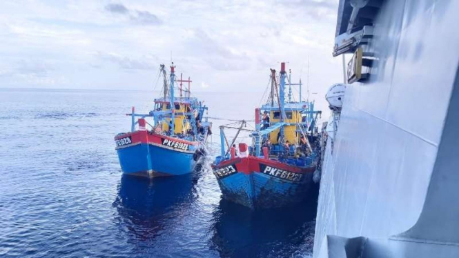 VIVA Militer :  Kapal Perang TNI AL KRI Kerambit 627 Tangkap Kapal Malaysia