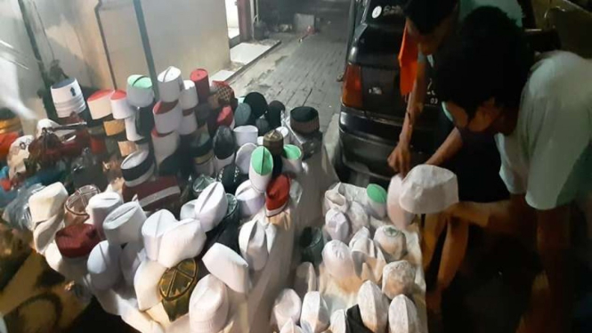 Pedagang peci di Jalan Petamburan III, Jakarta Pusat.