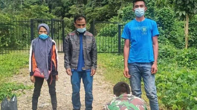 VIVA Militer: Prajurit TNI Yonif 642/Kapuas menemukan Aminah di Entikong.