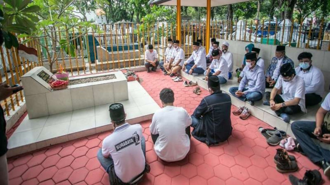 Eri Cahyadi dan Armudji berziarah di makam tiga pahlawan