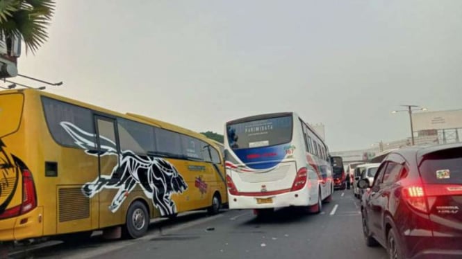 Kemacetan di Tol Bandara Soetta, Selasa pagi, 10 November 2020.