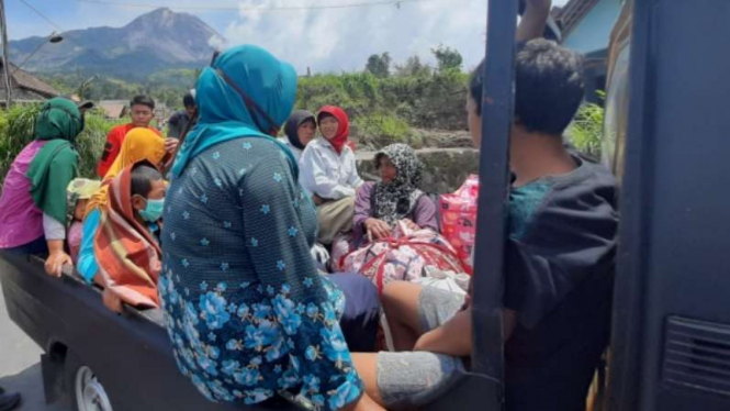 Puluhan warga di lereng Merapi mulai dievakuasi.