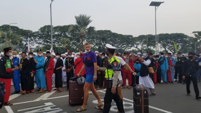 Tertahan Simpatisan Habib Rizieq, WNA Berjalan Kaki Hingga Terminal 3
