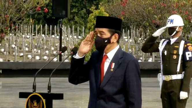 Presiden Jokowi memimpin upacara Hari Pahlawan di TMP Kalibata