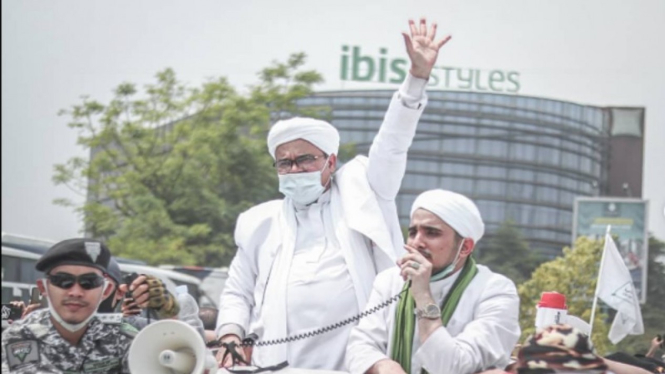 Habib Rizieq Shihab bersama menantunya, Habib Hanif, saat meninggalkan bandara.