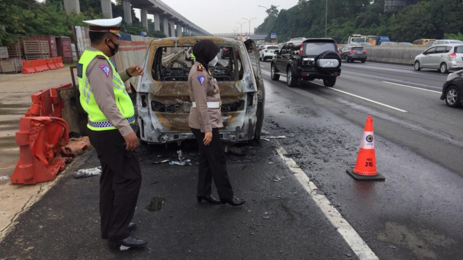 Alphard Hangus Terbakar di Tol Jagorawi