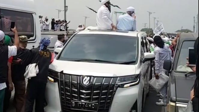 Jajaran Mobil Penjemput Habib Rizieq, Dan Video Yang Bikin Tertawa