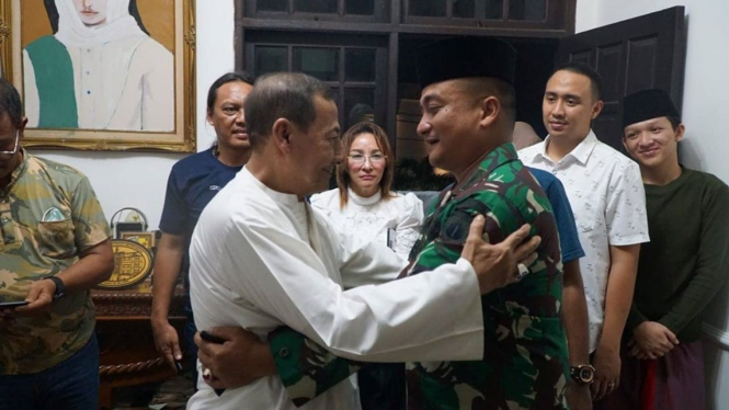VIVA Militer: Letkol TNI Hamonangan bersama Habib Lutfi.