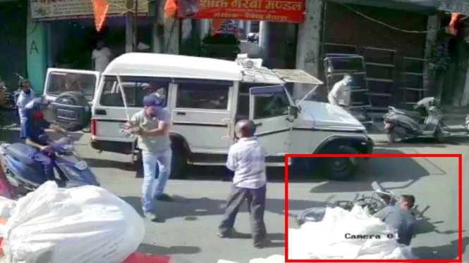 Polisi memukuli pemotor di India