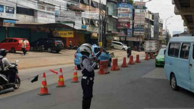 Petugas Dishub Kota Bekasi mengarahkan kendaraan di Jalan KH Noer Ali.