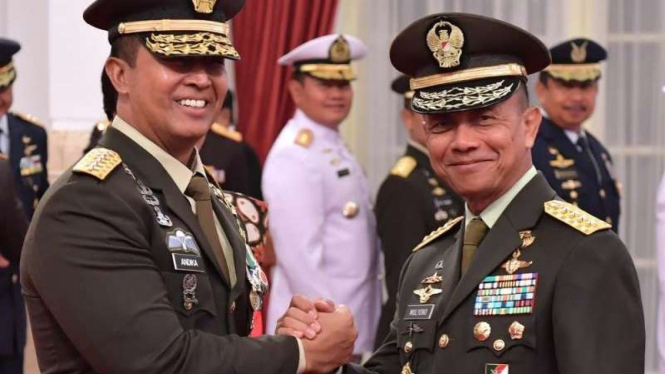 VIVA Militer: Jenderal TNI Mulyono (kanan) bersama Jenderal TNI Andika Perkasa