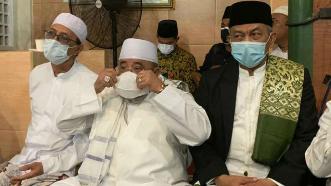 Sekjen PKS Aboe Bakar (tengah) dan Presiden PKS Ahmad Syaikhu