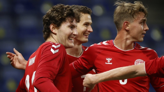Pemain Timnas Denmark merayakan gol ke gawang Swedia