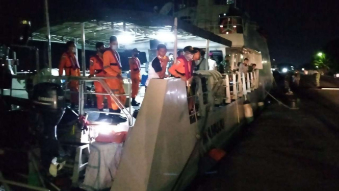 Proses evakuasi kapal ambulans laut di Makassar yang mengalami kebocoran.
