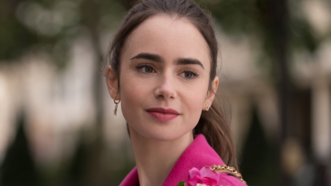 Lily Collins di serial Emily in Paris.