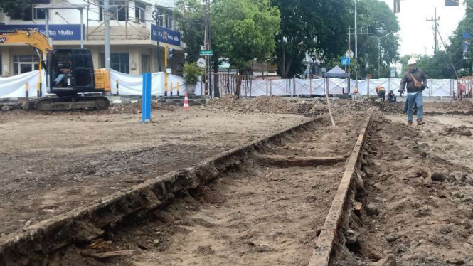 Penemuan rel trem atau jalur kereta api tengah kota pada masa kolonial di Kota Malang, Jawa Timur.