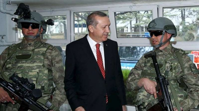 VIVA Militer: Presiden Turki, Recep Tayyip Erdogan, bersama tentara Turki