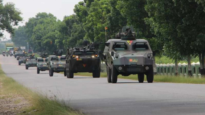 VIVA Militer: Konvoi pasukan Kikav 8 Kala Setia Cakti/2/Kostrad TNI.